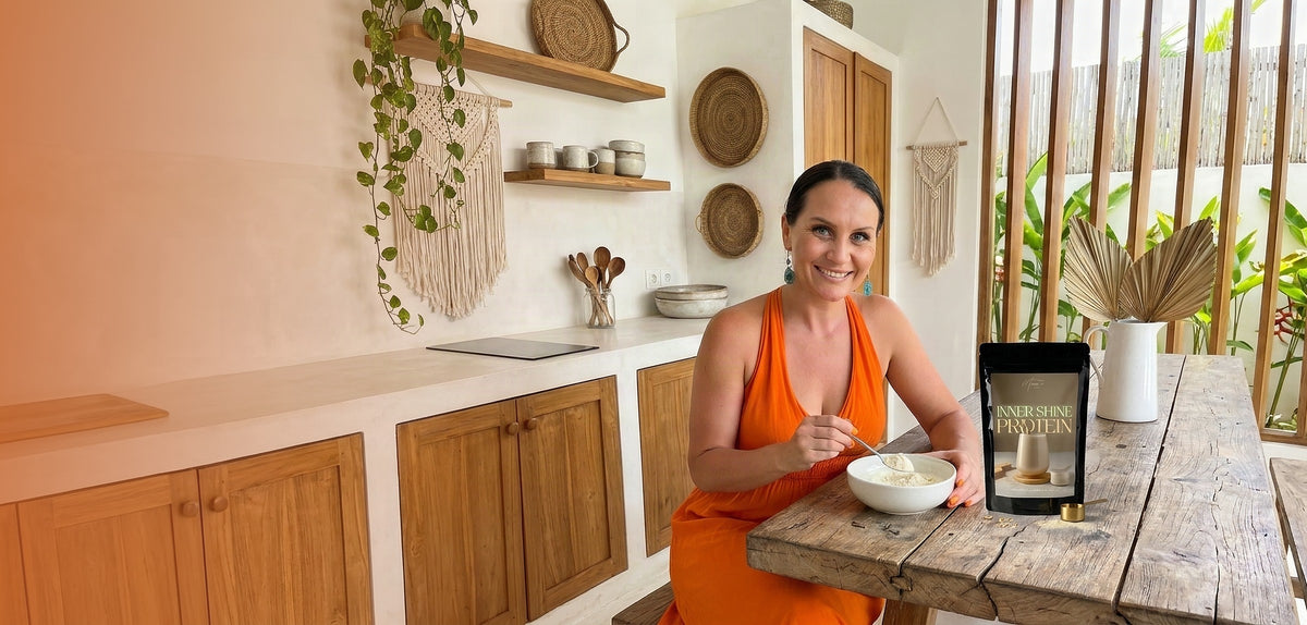 Vanessa Reinthaller rührt Inner Shine Protein in Naturjoghurt am Küchentisch